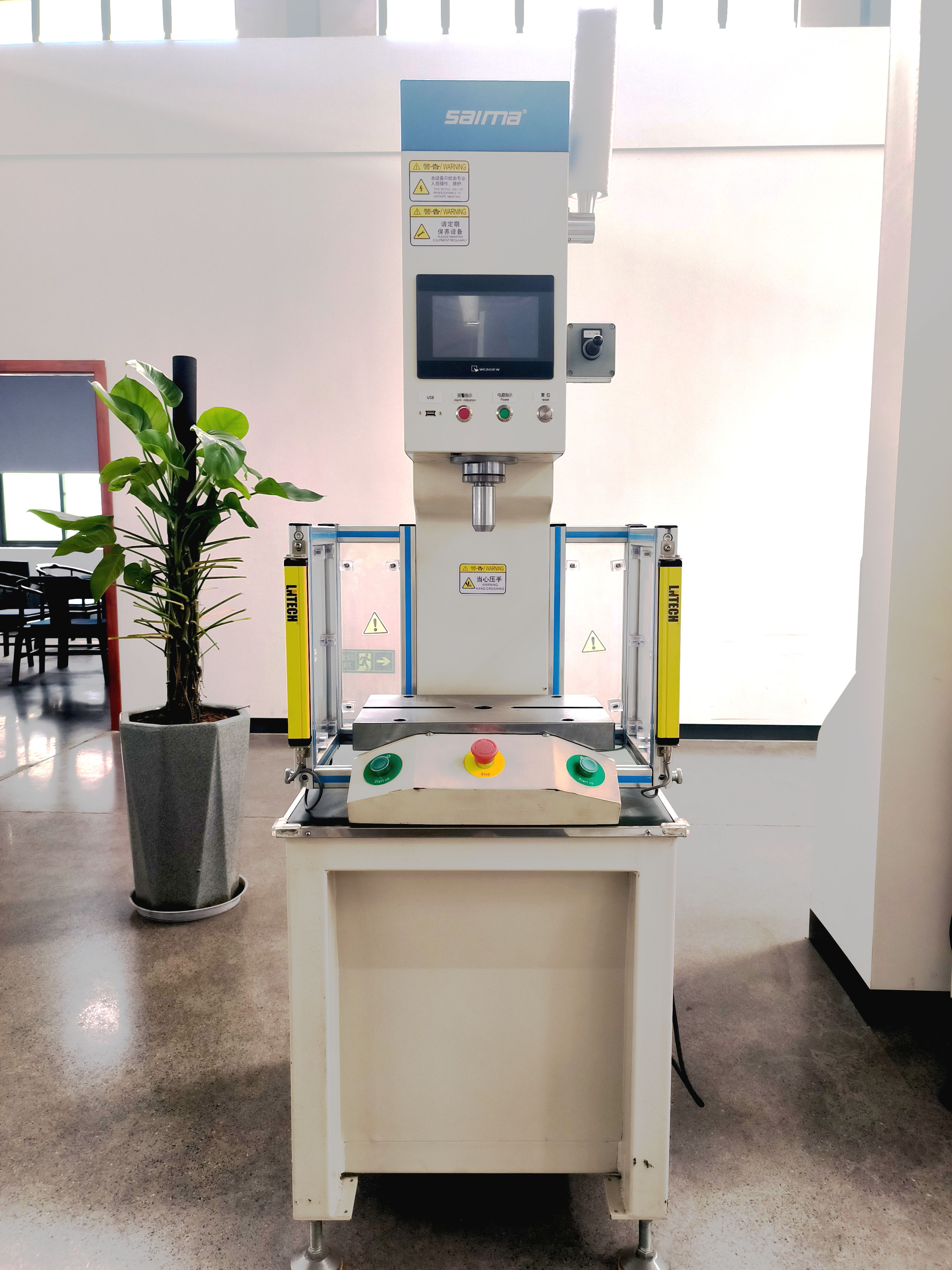 11.30 伺服压机正面